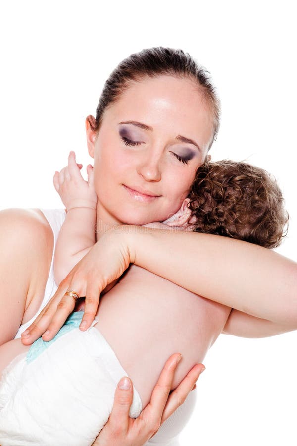 Macierzysty obejmowanie jej kędzierzawy dziecko
