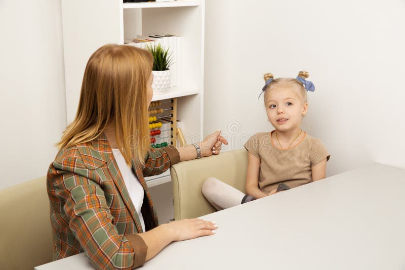 Macierzysty opowiada? c?rka w domu i ono u?miecha si? zdjęcia stock Macierzysty opowiada? c?rka w domu i ono u?miecha si? zdjęcia stock