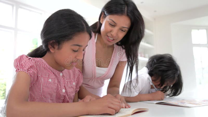 Macierzyści pomaga dzieci z pracą domową