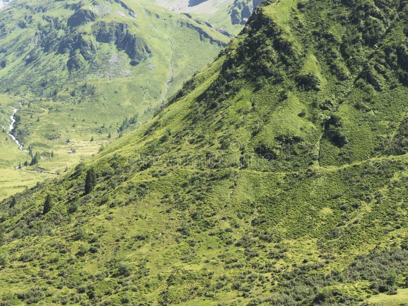 Macizo alpino, barranco alpino hermoso en Austria Valle alpino de Gastein en verano foto de archivo libre de regalías Macizo alpino, barranco alpino hermoso en Austria Valle alpino de Gastein en verano foto de archivo libre de regalías