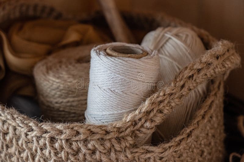 Macrame, хлопок и пеньковые веревки в пасмах стоковые фотографии rf Macrame, хлопок и пеньковые веревки в пасмах стоковые фотографии rf