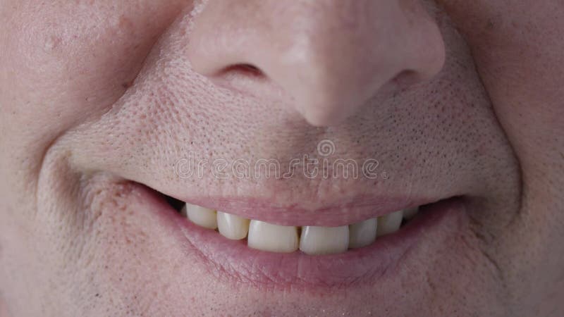 Macro cercana de hombre maduro sonriendo almacen de video