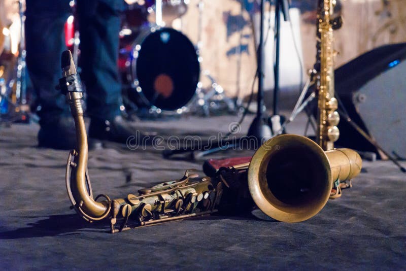 Macro d'or de saxophone de saxophone ténor avec le foyer sélectif sur le noir image libre de droits Macro d'or de saxophone de saxophone ténor avec le foyer sélectif sur le noir image libre de droits