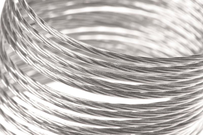 Macro da mola do metal isolado imagem de stock Macro da mola do metal isolado imagem de stock
