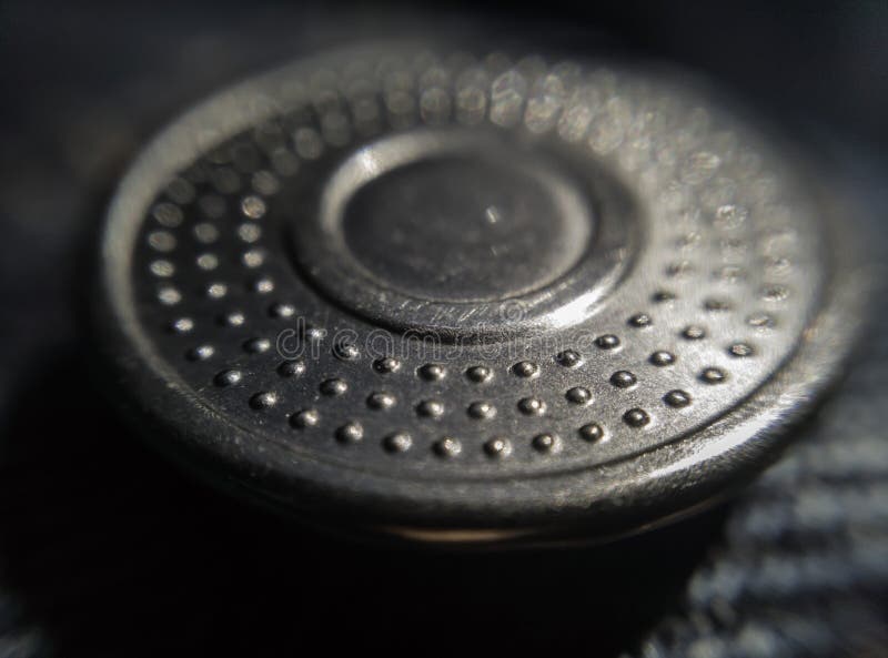 Macro de bouton de rond en métal de jeans images stock Macro de bouton de rond en métal de jeans images stock