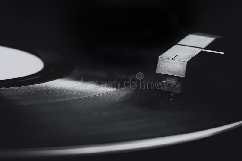 Macro del giradischi anziano del vinile in bianco e nero fotografia stock Macro del giradischi anziano del vinile in bianco e nero fotografia stock