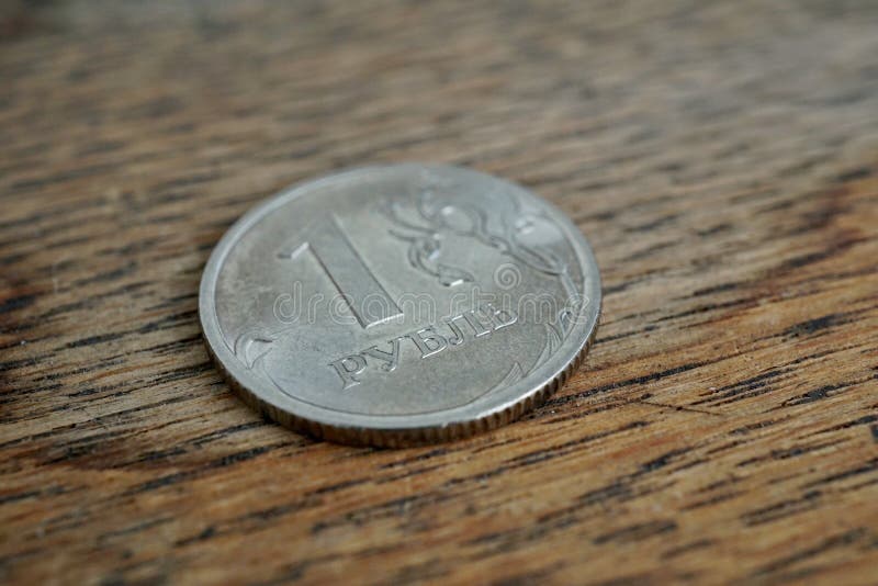 Macro dettaglio di una moneta d'argento brillante di un rublo & x28; Rouble& x29; come simbolo di valuta russa sui precedenti di fotografia stock libera da diritti Macro dettaglio di una moneta d'argento brillante di un rublo & x28; Rouble& x29; come simbolo di valuta russa sui precedenti di fotografia stock libera da diritti