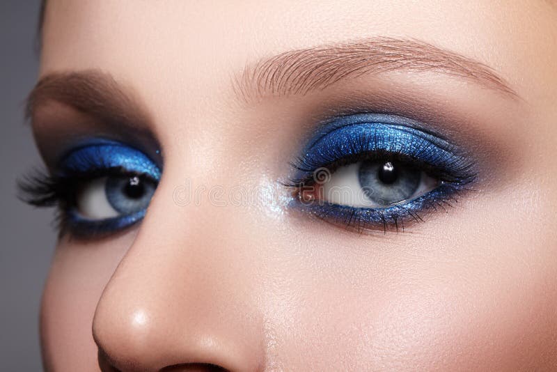 Macro do close up da cara da mulher com composição dos olhos azuis A forma comemora a composição, pele limpa de Glowy, formas per fotos de stock royalty free Macro do close up da cara da mulher com composição dos olhos azuis A forma comemora a composição, pele limpa de Glowy, formas per fotos de stock royalty free