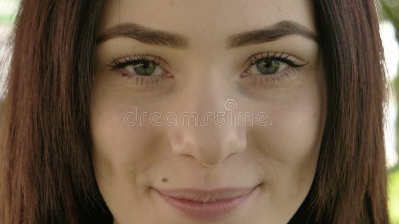 Macro du visage de sourire des jeunes femmes banque de vidéos