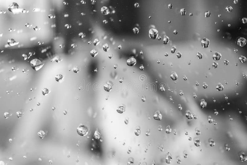 Macro détail des gouttes de pluie sur un verre noir et blanc photographie stock Macro détail des gouttes de pluie sur un verre noir et blanc photographie stock