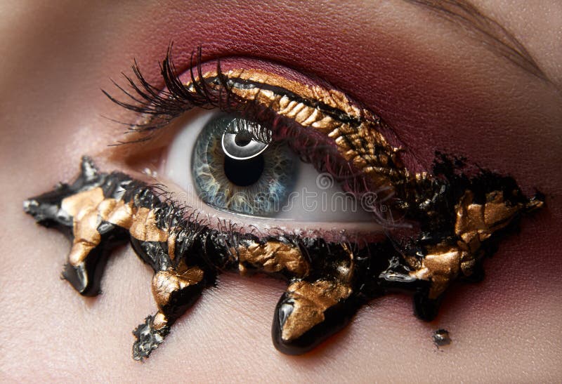 Macro en close-up als thema heeft de creatieve samenstelling: mooi vrouwelijk oog met rode schaduwen en gouden, zwarte verf, reto stock foto's Macro en close-up als thema heeft de creatieve samenstelling: mooi vrouwelijk oog met rode schaduwen en gouden, zwarte verf, reto stock foto's