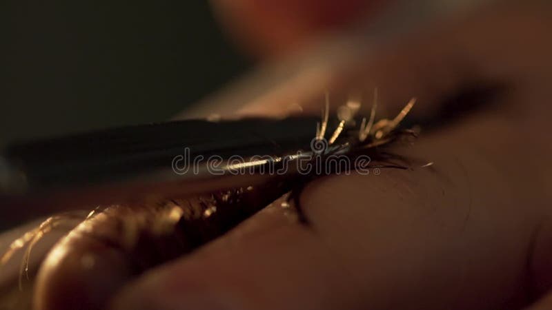 Macro fin de salon de coiffure de détail des cheveux de coupe et de texture de cheveux Vue Mains de client professionnel de coupe