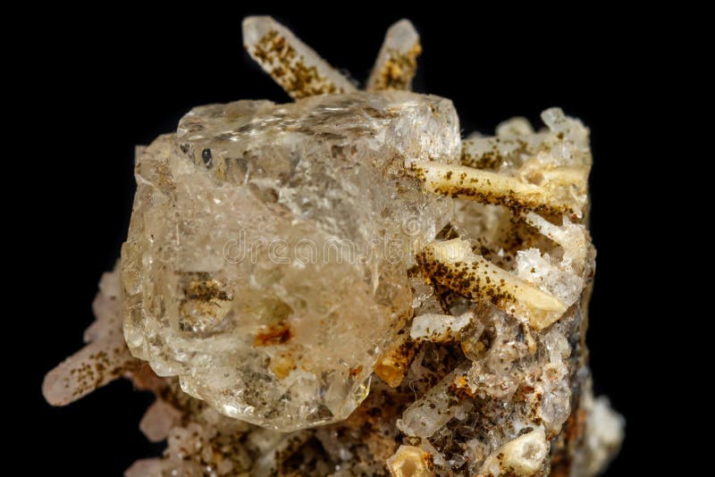 Macro fluorine en pierre minérale avec le quartz contre le backgroun noir. Macro fluorine en pierre minérale avec le quartz contre la fin noire de fond