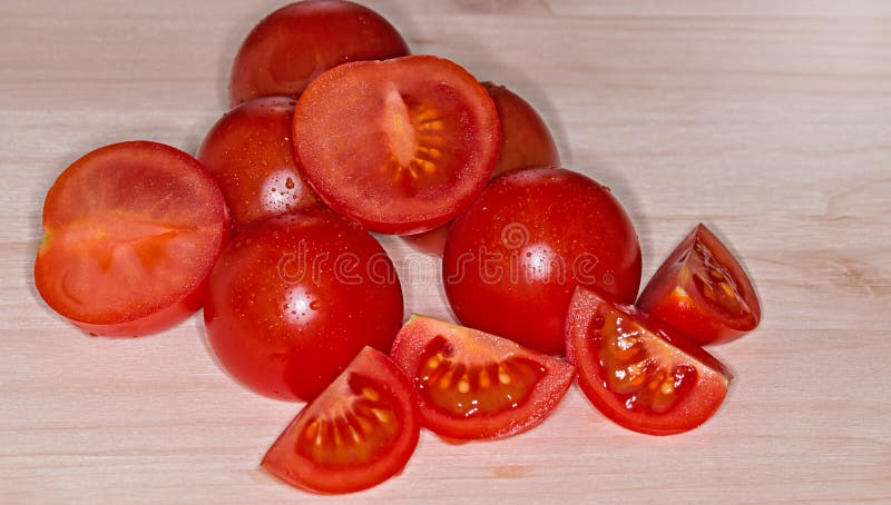 Macro fondo di legno affettato dei pomodori ciliegia fotografie stock Macro fondo di legno affettato dei pomodori ciliegia fotografie stock