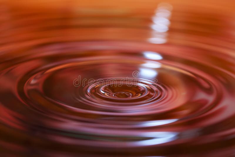 Macro foto delle gocce di acqua che cadono in uno stagno di acqua fotografia stock libera da diritti Macro foto delle gocce di acqua che cadono in uno stagno di acqua fotografia stock libera da diritti