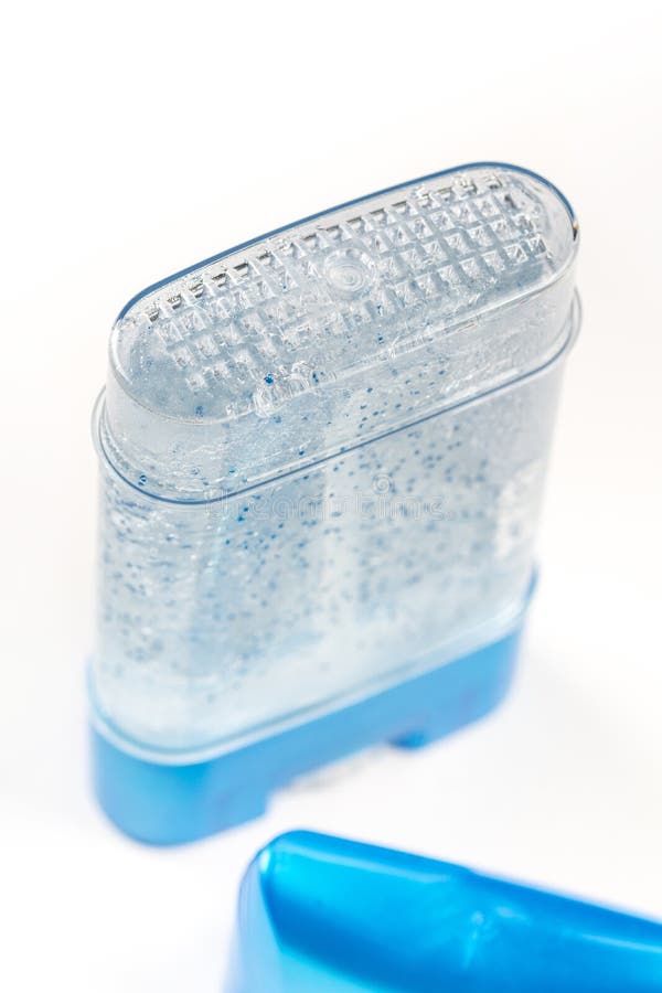 Macro gel antidiaforetico del deodorante del bastone del primo piano per l'ascella in bottiglia blu di plastica fotografie stock libere da diritti Macro gel antidiaforetico del deodorante del bastone del primo piano per l'ascella in bottiglia blu di plastica fotografie stock libere da diritti