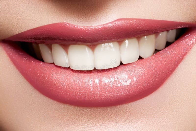 Macro felice womans sorriso con sani denti bianchi, luminoso gloss labbra make-up.