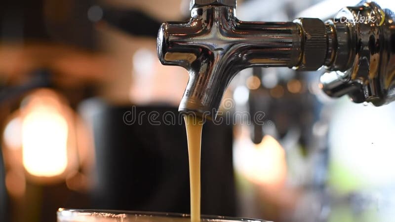 Macro Lent Déclenchement Du Café Du Robot Dans Le Verre Avec Des Bulles Montent Dans Le Café Industriel Sous Un Éclairage Ambiant illustration stock