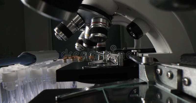 Macro microscopes noirs en vue côté laboratoire