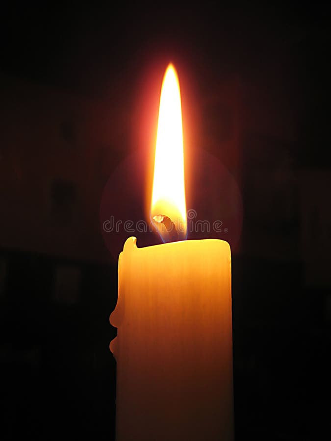 Macro photo avec le fond décoratif d'une bougie brûlante dans l'atmosphère foncée du café pour la décoration et la conception. Macro photo avec le fond décoratif d'une bougie brûlante dans l'atmosphère foncée du café pour la décoration et de la conception comme source pour des copies, la publicité, affiches, décor, papier peint, intérieurs