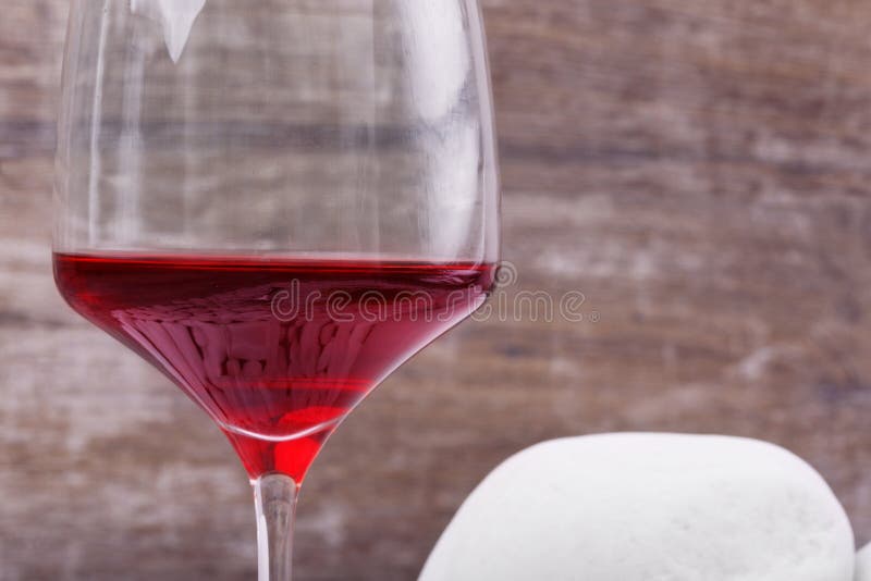 Macro photo d'un grand verre de vin complètement de liquide rouge Un verre de vin sur un fond brun Vin de liqueur délicieux copie photographie stock Macro photo d'un grand verre de vin complètement de liquide rouge Un verre de vin sur un fond brun Vin de liqueur délicieux copie photographie stock