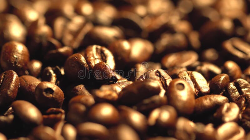 Macro photo de tasse avec café chaud sur grains de café torréfiés en 4k banque de vidéos