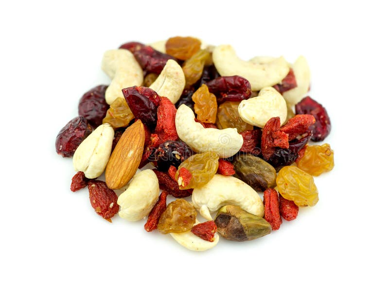Macro plan rapproché des écrous mélangés et des fruits secs d'isolement sur le blanc photographie stock libre de droits Macro plan rapproché des écrous mélangés et des fruits secs d'isolement sur le blanc photographie stock libre de droits