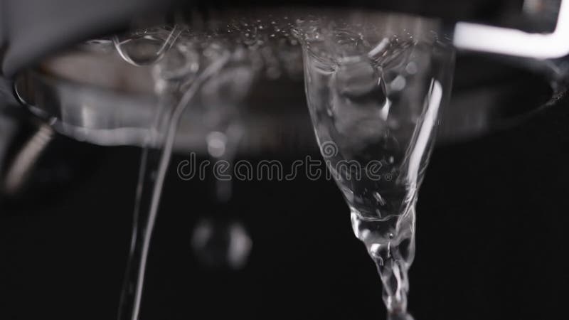 Macro ripresa in slow motion di risciacquo portafiltro senza fondo prima di fare il caffè