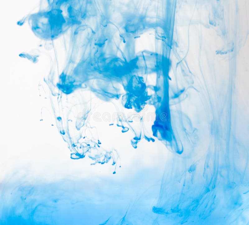 Macro, sumário A pintura azul da aquarela deixa cair na água com fundo branco imagem de stock Macro, sumário A pintura azul da aquarela deixa cair na água com fundo branco imagem de stock