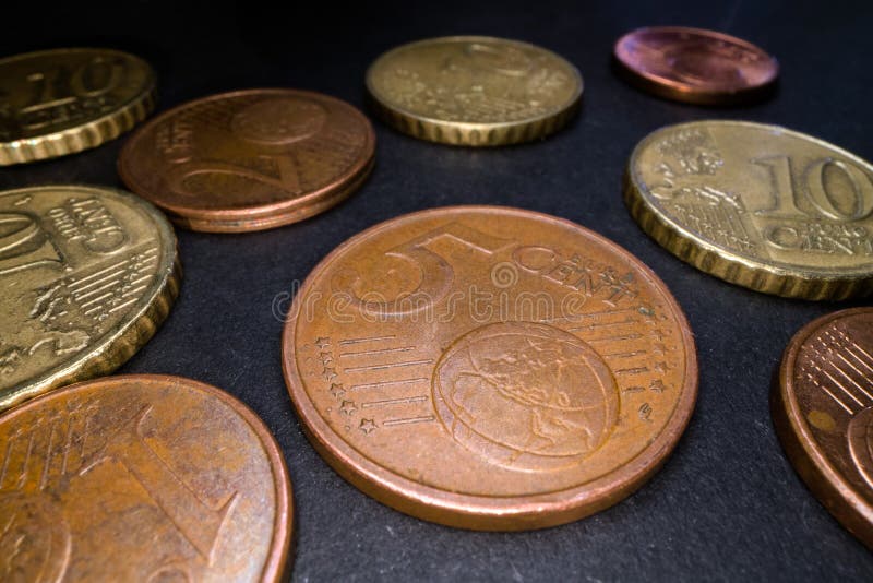 Macro tir d'euro pièces de monnaie sur le fond noir Fermez-vous du fond d'argent liquide de pièce de monnaie de cercle en méta images libres de droits Macro tir d'euro pièces de monnaie sur le fond noir Fermez-vous du fond d'argent liquide de pièce de monnaie de cercle en méta images libres de droits