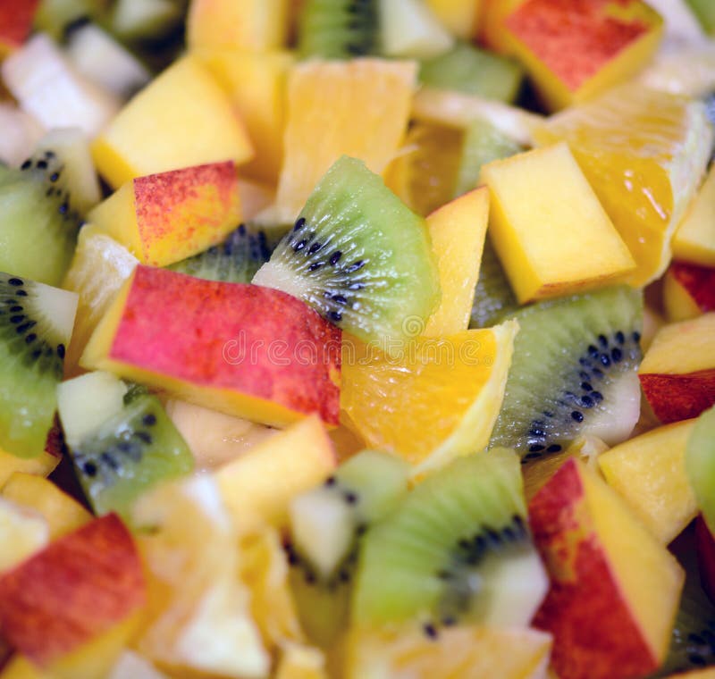 Macro tir d'une salade de fruit frais avec l'orange et la pêche de kiwi de bananes images libres de droits Macro tir d'une salade de fruit frais avec l'orange et la pêche de kiwi de bananes images libres de droits