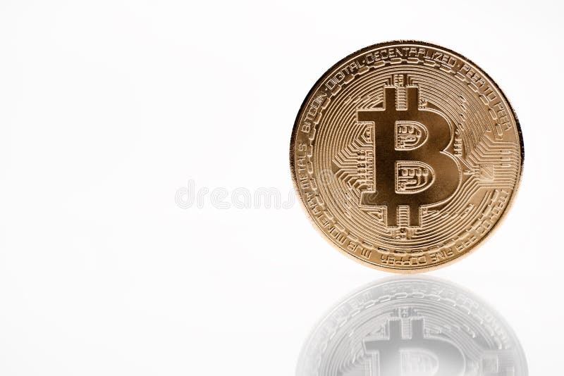 Macro tir de bitcoin d'or sur le fond blanc Argent virtuel image stock Macro tir de bitcoin d'or sur le fond blanc Argent virtuel image stock