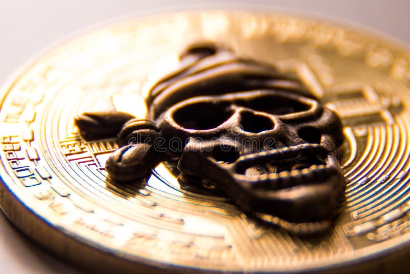 Macro tir du symbole du crâne de pirate dans la perspective de la pièce d'or de la crypto devise E photo libre de droits Macro tir du symbole du crâne de pirate dans la perspective de la pièce d'or de la crypto devise E photo libre de droits