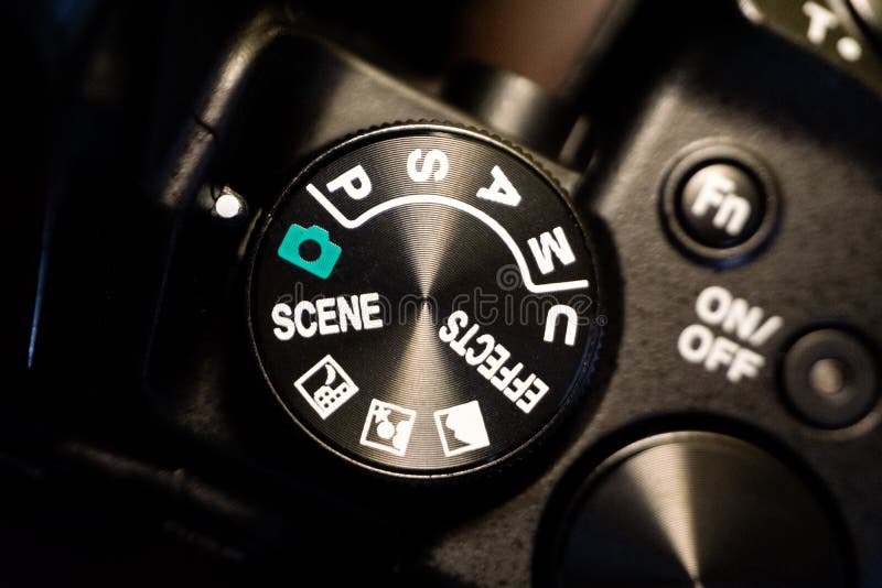 Macro tir en gros plan de chambre noire noire avec des boutons pour commander et commuter des modes de tir image stock Macro tir en gros plan de chambre noire noire avec des boutons pour commander et commuter des modes de tir image stock