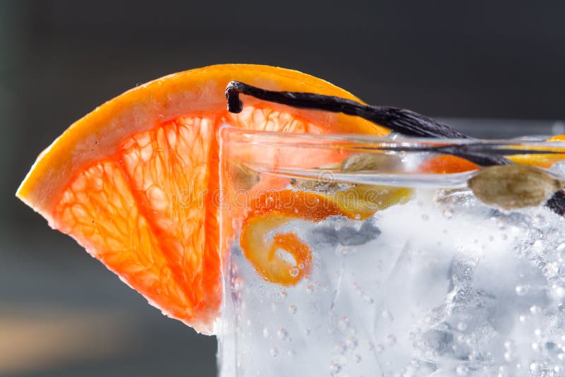 Macro van de jenever de tonische cocktail met de kardemomvanille van de ijsgrapefruit royalty-vrije stock foto's Macro van de jenever de tonische cocktail met de kardemomvanille van de ijsgrapefruit royalty-vrije stock foto's