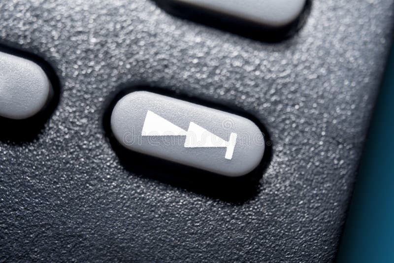 Macro van een Zwarte Skip Voorwaartse Knoop bij de Zwarte Afstandsbediening voor een Hifi Stereo Audiosysteem royalty-vrije stock fotografie Macro van een Zwarte Skip Voorwaartse Knoop bij de Zwarte Afstandsbediening voor een Hifi Stereo Audiosysteem royalty-vrije stock fotografie