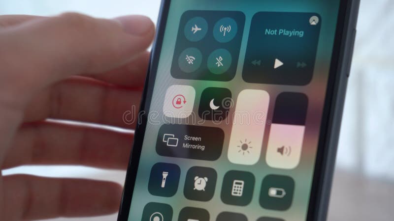 Macro écran vidéo smartphone femme allume et éteint wi fi 4k métrage stock. clips vidéos