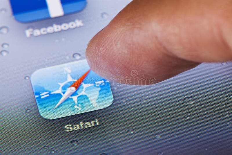 Macrobeeld van het runnen van browser van het Safariweb op stock afbeelding Macrobeeld van het runnen van browser van het Safariweb op stock afbeelding