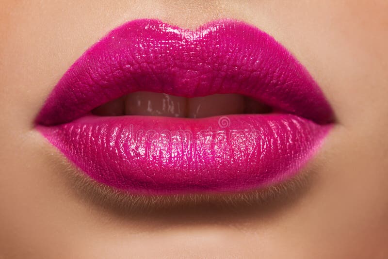 Macrofoto van de lippen van vrouwen met roze lippenstift royalty-vrije stock foto Macrofoto van de lippen van vrouwen met roze lippenstift royalty-vrije stock foto