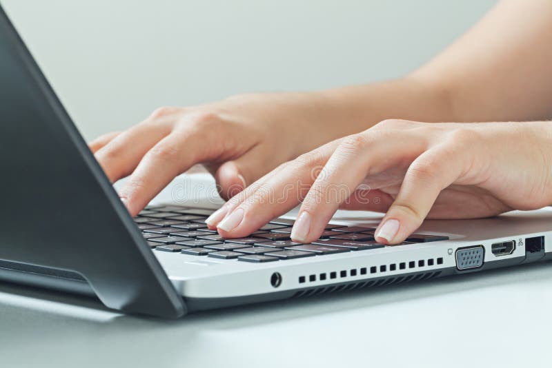 Macrofotografie a mâinilor de sex feminin care tastează pe laptop. activitate de afaceri stock images