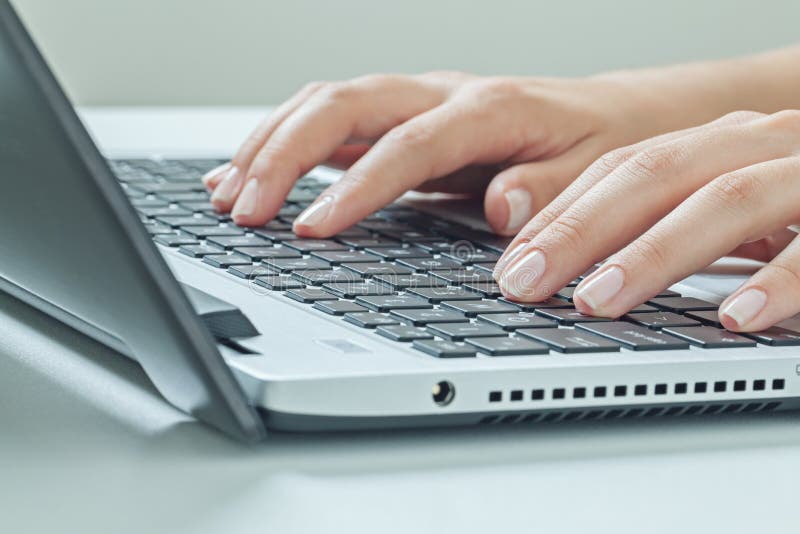 Macrofotografie a mâinilor de sex feminin care tastează pe laptop. activitate de afaceri stock images