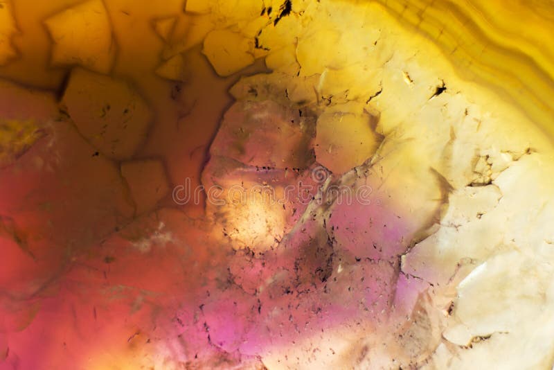 Macrofotografie a unei felii colorate de rocă agitată. stock images