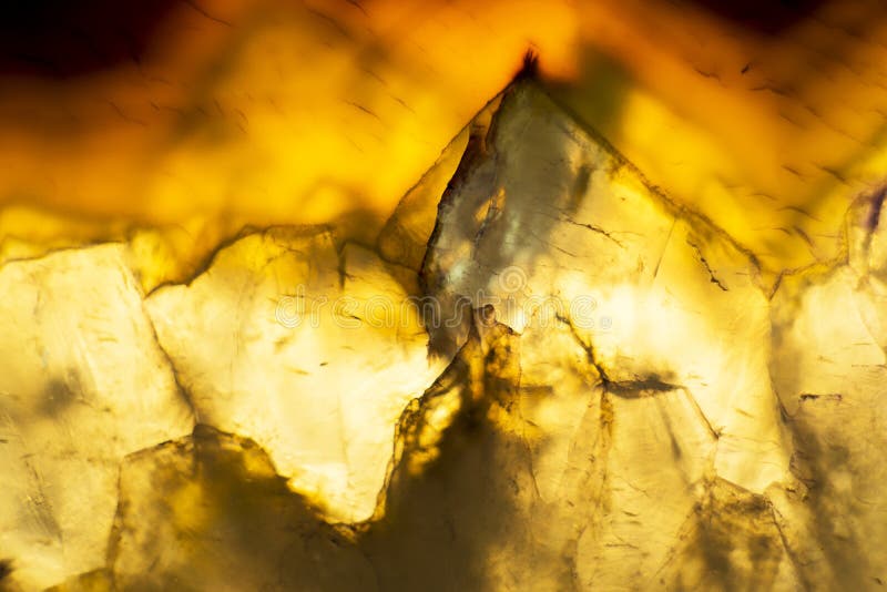 Macrofotografie a unei felii colorate de rocă agitată. stock images