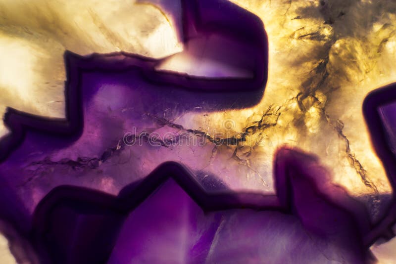 Macrofotografie a unei felii colorate de rocă violet-agitată. stock image