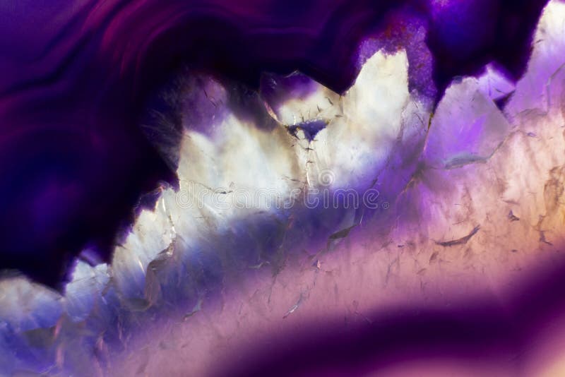 Macrofotografie a unei felii colorate de rocă violet-agitată. stock photo