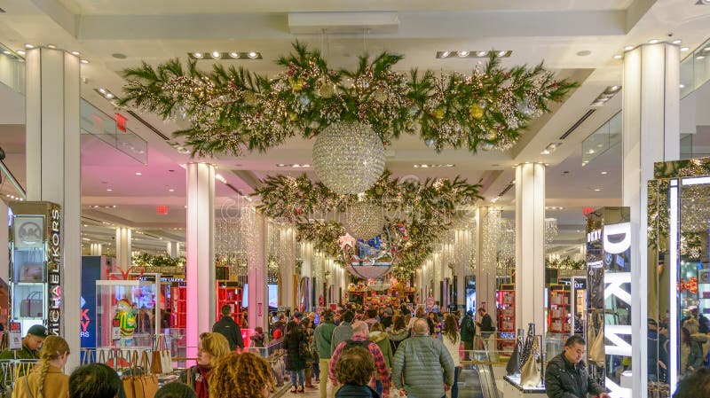 Macy` S Herald Square Opslag Voor Kerstmis Wordt Verfraaid Die ...