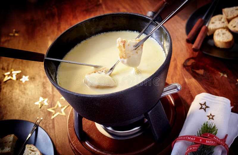 Maczanie chleb w wyśmienicie serowego fondue obrazy royalty free
