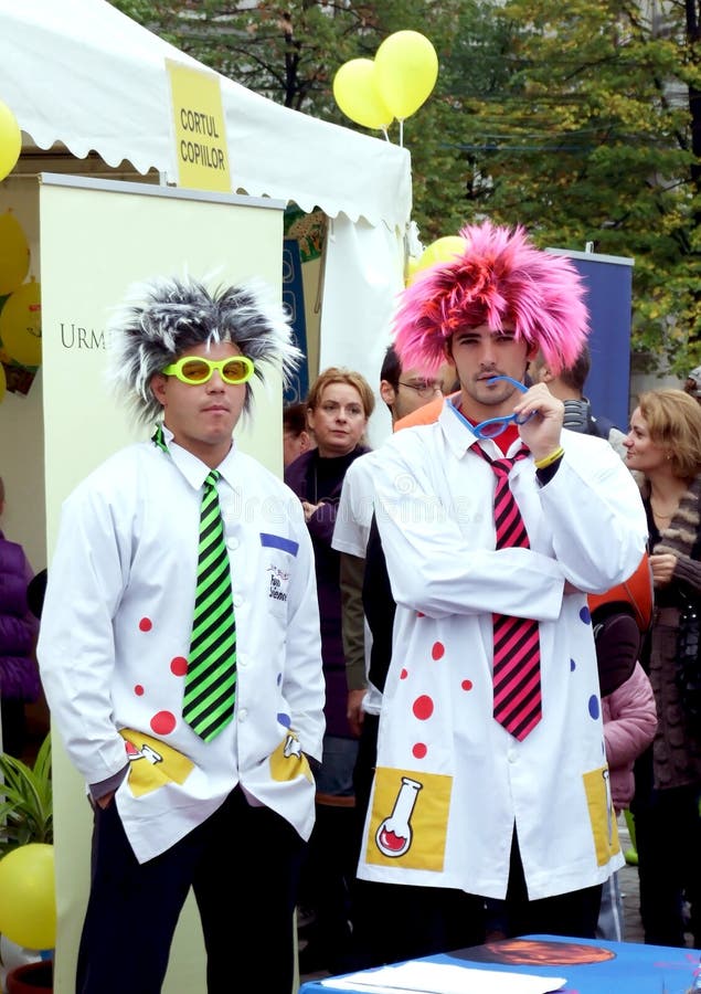 Mad scientist ready to enjoy little kids at Bucharest Marathon