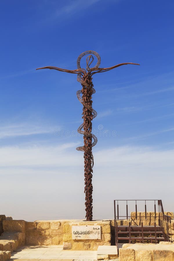 Madaba Die Skulptur ist ein symbolisches Personal von Mosese machte durch florentinischen Vorlagen-Andrea Fantoni auf Berg Nebo lizenzfreie stockbilder Madaba Die Skulptur ist ein symbolisches Personal von Mosese machte durch florentinischen Vorlagen-Andrea Fantoni auf Berg Nebo lizenzfreie stockbilder