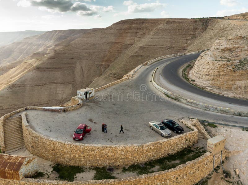 Madaba, Ιορδανία, στις 10 Μαρτίου 2018: Χώρος στάθμευσης με τρία αυτοκίνητα και ένα απλό περίπτερο στην εθνική οδό βασιλιάδων ακρ στοκ εικόνες με δικαίωμα ελεύθερης χρήσης Madaba, Ιορδανία, στις 10 Μαρτίου 2018: Χώρος στάθμευσης με τρία αυτοκίνητα και ένα απλό περίπτερο στην εθνική οδό βασιλιάδων ακρ στοκ εικόνες με δικαίωμα ελεύθερης χρήσης
